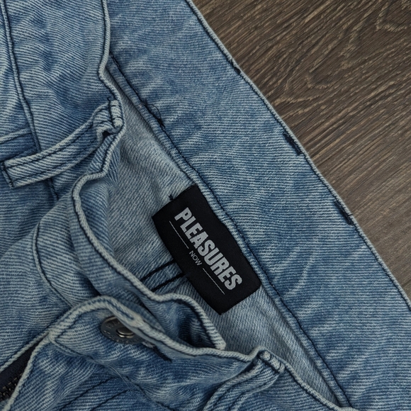 Pleasures 'Swallow' Graphic Mid Rise Straight Crop Denim Raw Hem Jeans - Picture 5 of 9